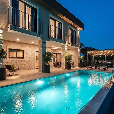 Hébergement de vacances Extravagante Mit Sauna, Privatpool, Billard, Bbq Poreč